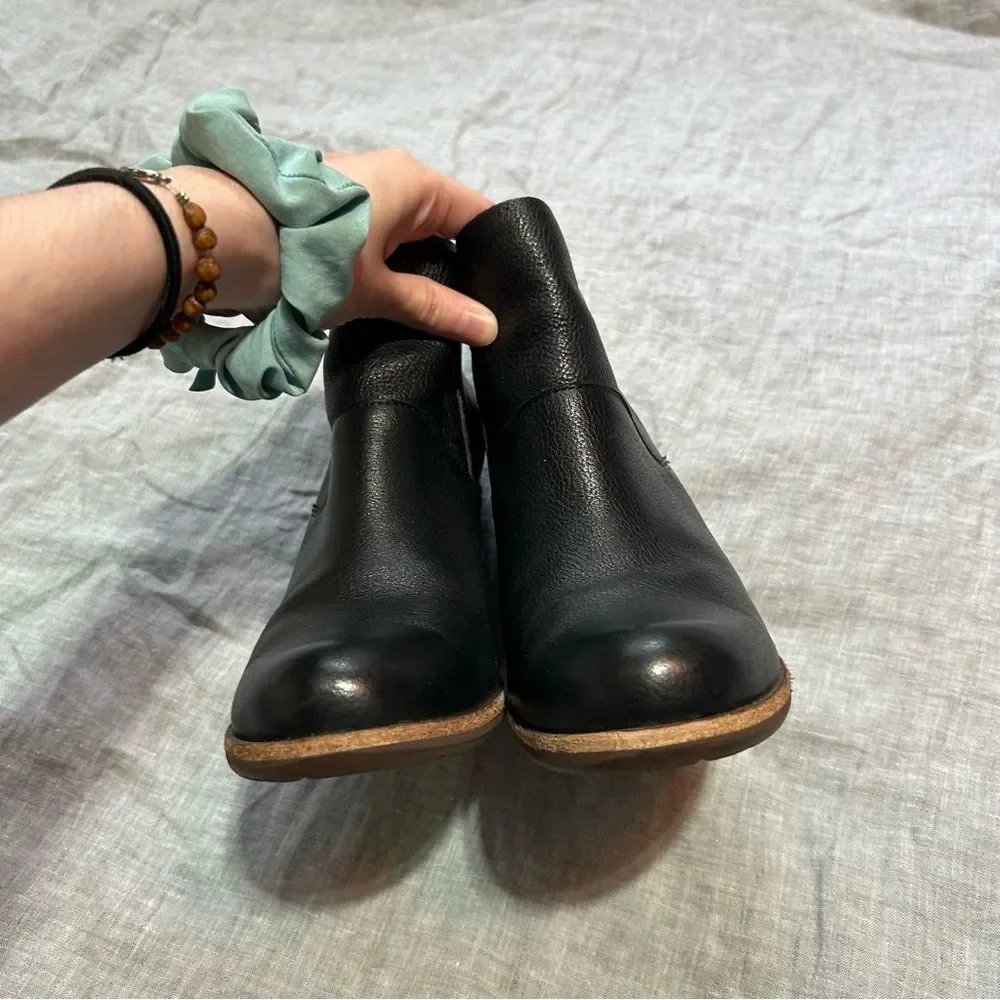 Kork-Ease Castaneda Black Zip Leather Ankle Booties Size 8.5